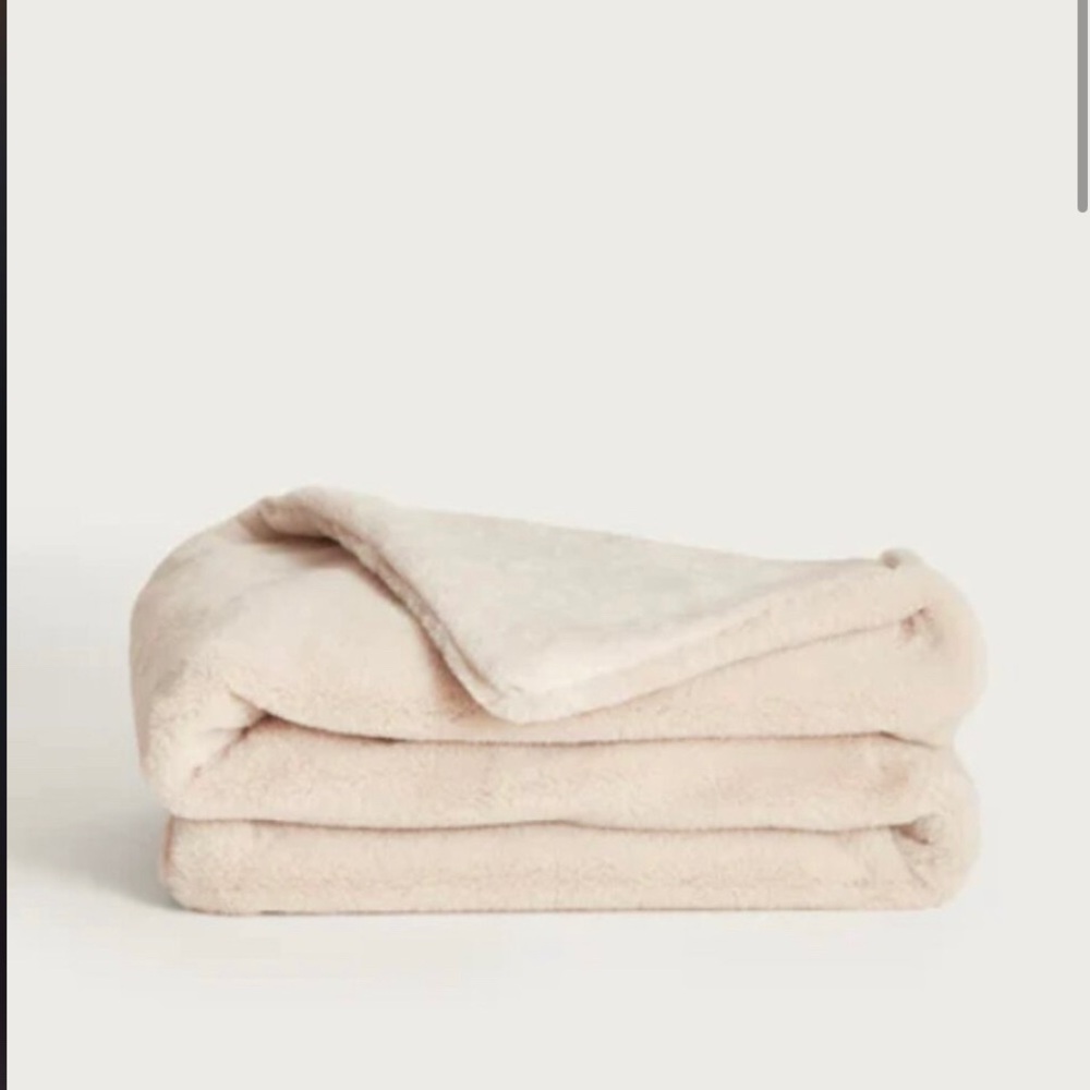 NIP Unhide Lil Marsh' Shade Beige Bear Size Small 50" x 60".  Soft! Luxurious!